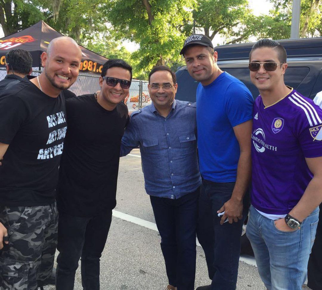 Eduardo Vel�zquez con Gilberto Santa Rosa